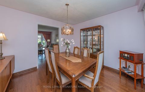 Photo 11 at 28 Roundwood Court, L'Amoreaux, Toronto