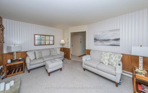 Photo 14 at 28 Roundwood Court, L'Amoreaux, Toronto