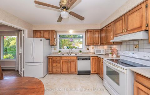 Photo 15 at 28 Roundwood Court, L'Amoreaux, Toronto