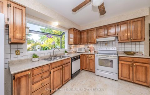 Photo 16 at 28 Roundwood Court, L'Amoreaux, Toronto