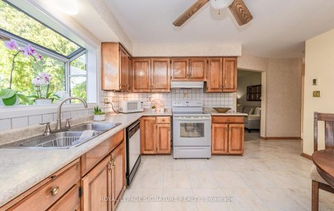 Photo 17 at 28 Roundwood Court, L'Amoreaux, Toronto