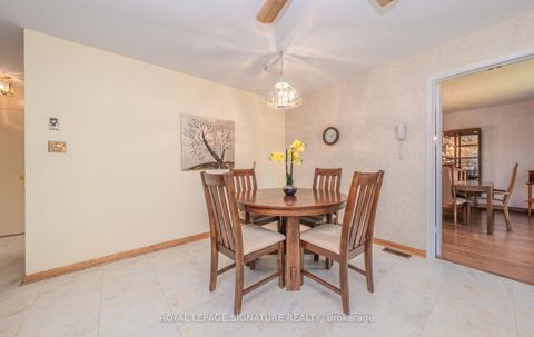 Photo 18 at 28 Roundwood Court, L'Amoreaux, Toronto