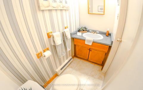 Photo 22 at 28 Roundwood Court, L'Amoreaux, Toronto