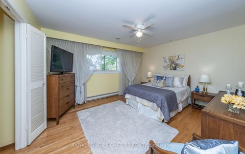 Photo 23 at 28 Roundwood Court, L'Amoreaux, Toronto