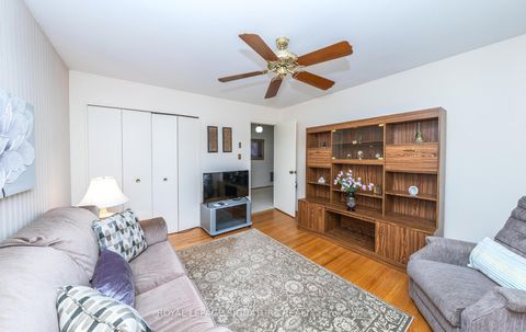 Photo 32 at 28 Roundwood Court, L'Amoreaux, Toronto