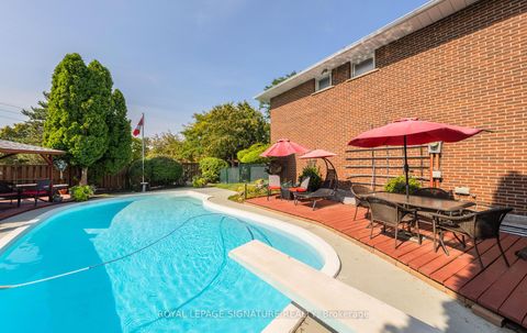 Photo 45 at 28 Roundwood Court, L'Amoreaux, Toronto