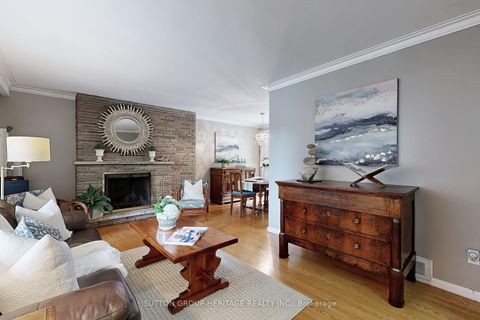 Photo 2 at 17 Brenham Crescent, Newtonbrook East, Toronto