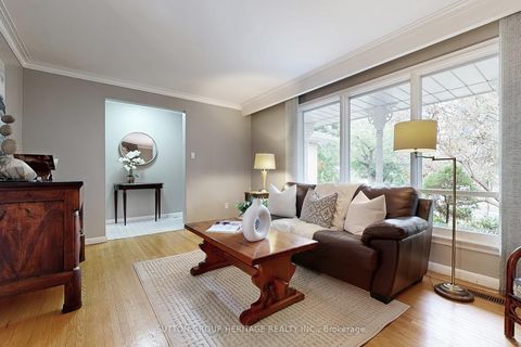 Photo 3 at 17 Brenham Crescent, Newtonbrook East, Toronto