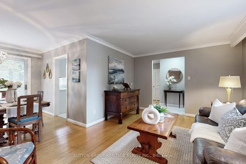 Photo 4 at 17 Brenham Crescent, Newtonbrook East, Toronto