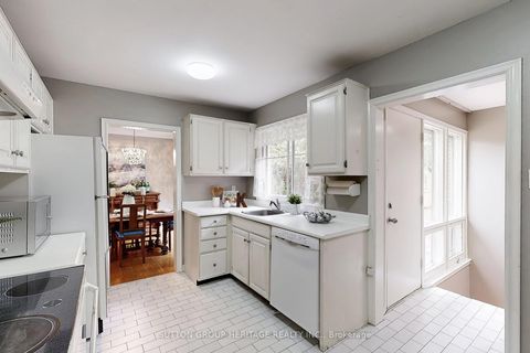 Photo 7 at 17 Brenham Crescent, Newtonbrook East, Toronto