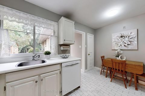 Photo 9 at 17 Brenham Crescent, Newtonbrook East, Toronto