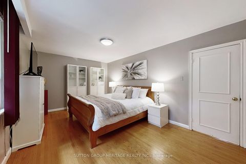 Photo 10 at 17 Brenham Crescent, Newtonbrook East, Toronto