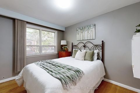 Photo 15 at 17 Brenham Crescent, Newtonbrook East, Toronto