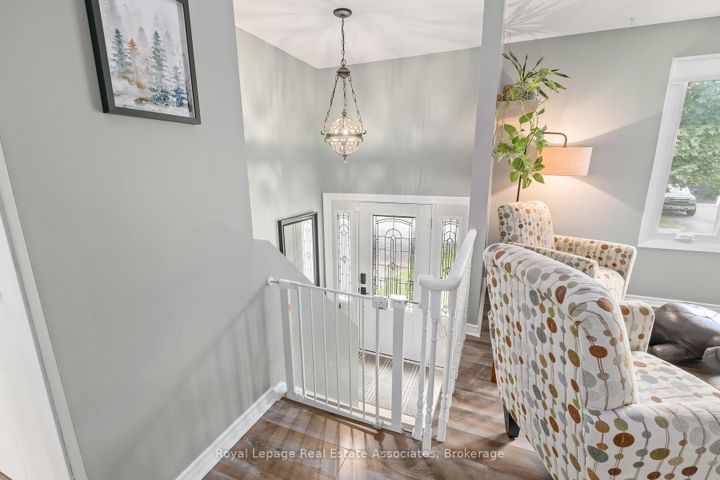 Photo 4 at 28 Adams Court, AC Acton, Halton Hills