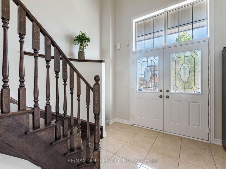 Photo 3 at 62 Masken Circle, Northwest Brampton, Brampton