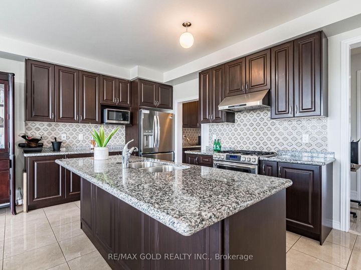 Photo 17 at 62 Masken Circle, Northwest Brampton, Brampton