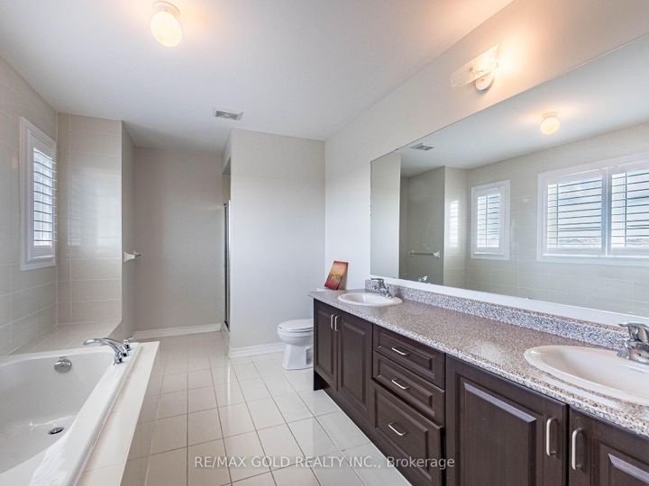 Photo 24 at 62 Masken Circle, Northwest Brampton, Brampton