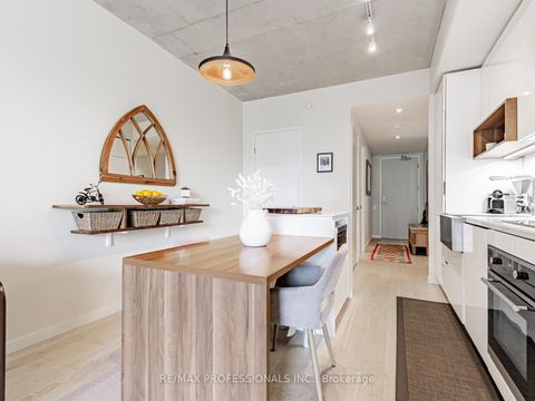 Photo 4 at 401 - 383 Sorauren Avenue, Roncesvalles, Toronto