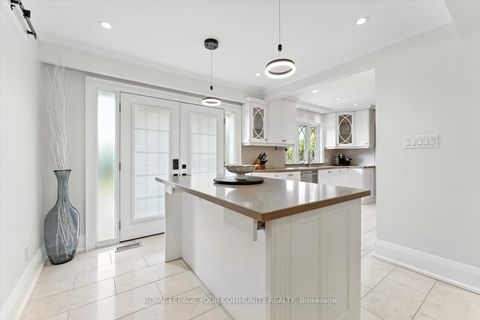 Photo 7 at 165 Clearview Heights, King City, King Photo 7 at 165 Clearview Heights, King City, King