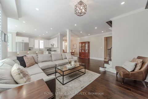 Photo 11 at 29 Grapevine Drive, Vellore Village, Vaughan