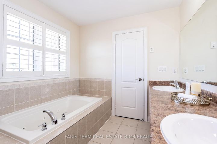 Photo 17 at 45 Via Piani Road, Vellore Village, Vaughan