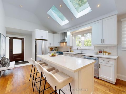 Photo 2 at 25 Evermede Drive, Donalda, Toronto