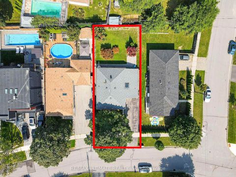 Photo 2 at 18 Courtwright Road, West Deane, Toronto