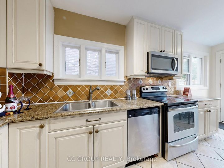 Photo 12 at 162 St Clair Avenue E, Moore Park, Toronto