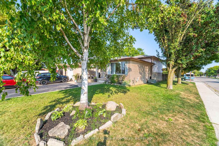 Photo 2 at 225 Golfwood Drive, Gurnett, Hamilton