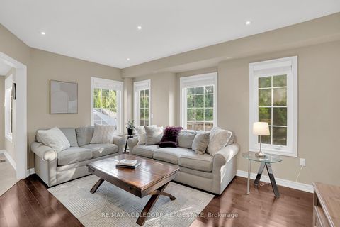 Photo 10 at 25 Aztec Court, Westbrook, Richmond Hill