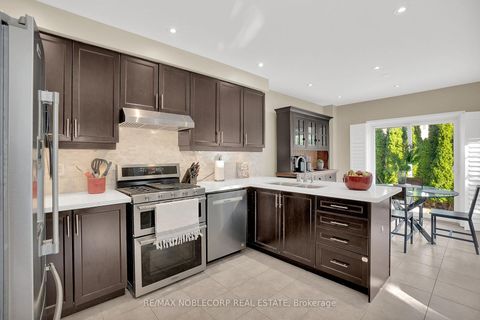 Photo 13 at 25 Aztec Court, Westbrook, Richmond Hill
