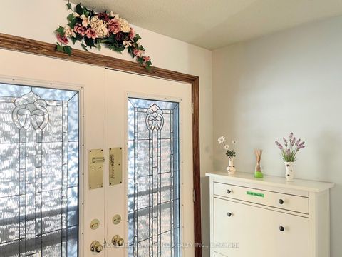Photo 5 at 58 Marathon Crescent, Newtonbrook West, Toronto
