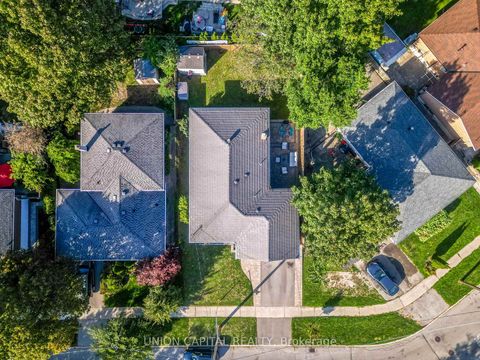 Photo 2 at 226 Cass Avenue, Sullivan, Toronto
