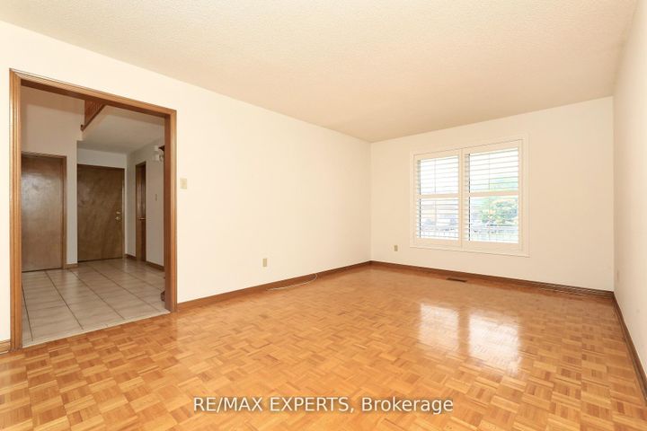 Photo 7 at 129 Father Ermanno Crescent, East Woodbridge, Vaughan