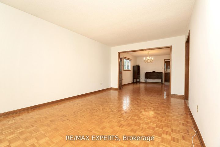 Photo 9 at 129 Father Ermanno Crescent, East Woodbridge, Vaughan