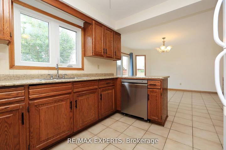 Photo 16 at 129 Father Ermanno Crescent, East Woodbridge, Vaughan