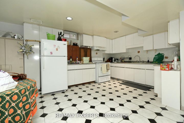 Photo 38 at 129 Father Ermanno Crescent, East Woodbridge, Vaughan
