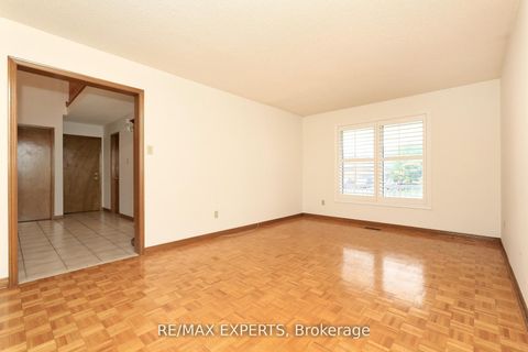 Photo 7 at 129 Father Ermanno Crescent, East Woodbridge, Vaughan