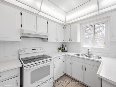 Photo 10 at 9 Garview Court, The Westway, Toronto