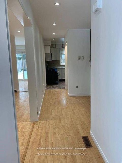 Photo 3 at 14 Lindsay Court, 400 North, Barrie