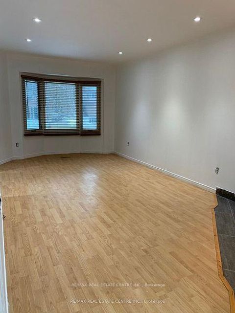 Photo 5 at 14 Lindsay Court, 400 North, Barrie
