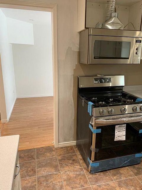 Photo 9 at 14 Lindsay Court, 400 North, Barrie
