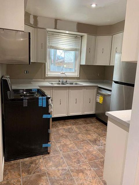 Photo 13 at 14 Lindsay Court, 400 North, Barrie Photo 13 at 14 Lindsay Court, 400 North, Barrie