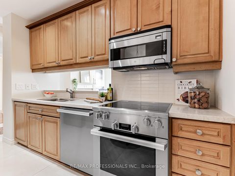 Photo 13 at 802 - 2662 Bloor Street W, Kingsway South, Toronto