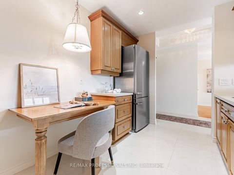 Photo 14 at 802 - 2662 Bloor Street W, Kingsway South, Toronto