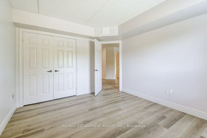 Photo 9 at 107 - 2020 Cleaver Avenue, Headon, Burlington