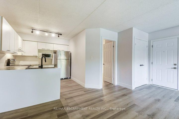 Photo 12 at 107 - 2020 Cleaver Avenue, Headon, Burlington