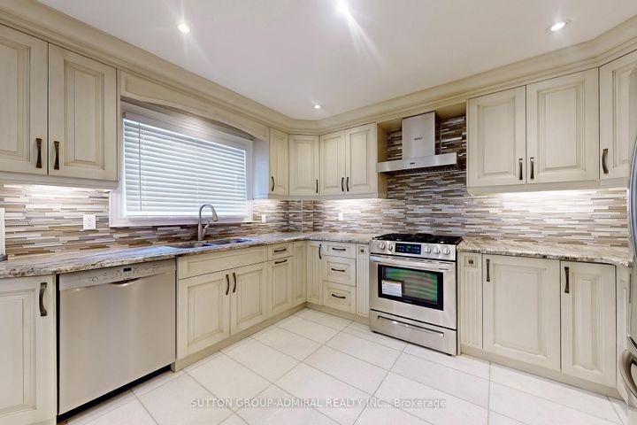 Photo 9 at 160 Marwood Place, Maple, Vaughan