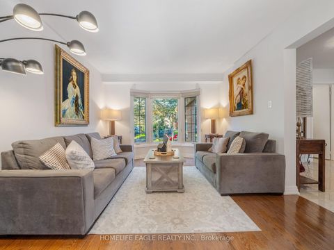Photo 4 at 30 Moffat Crescent, Aurora Heights, Aurora