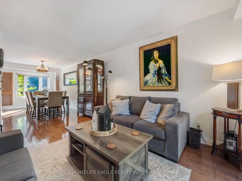 Photo 5 at 30 Moffat Crescent, Aurora Heights, Aurora